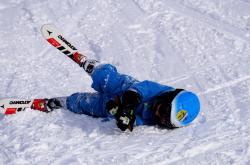 冬季行车安全指南，如何在冰雪路面上保持控制与安全