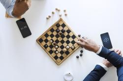 无知还是无畏？探究缺乏常识之人的内心世界