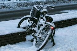 冬季行车安全指南，如何在冰雪路面上保持控制