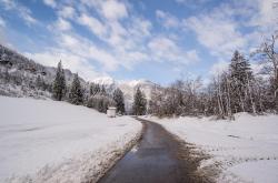 冬季安全行车指南，冰雪路面的驾驶技巧与防护措施