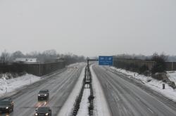 冬季安全行车常识，冰雪路面上的驾驶智慧