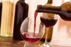 红酒斟酒技巧：斟酒时红酒应该饮几分满？