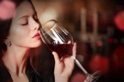 日本人喝红酒