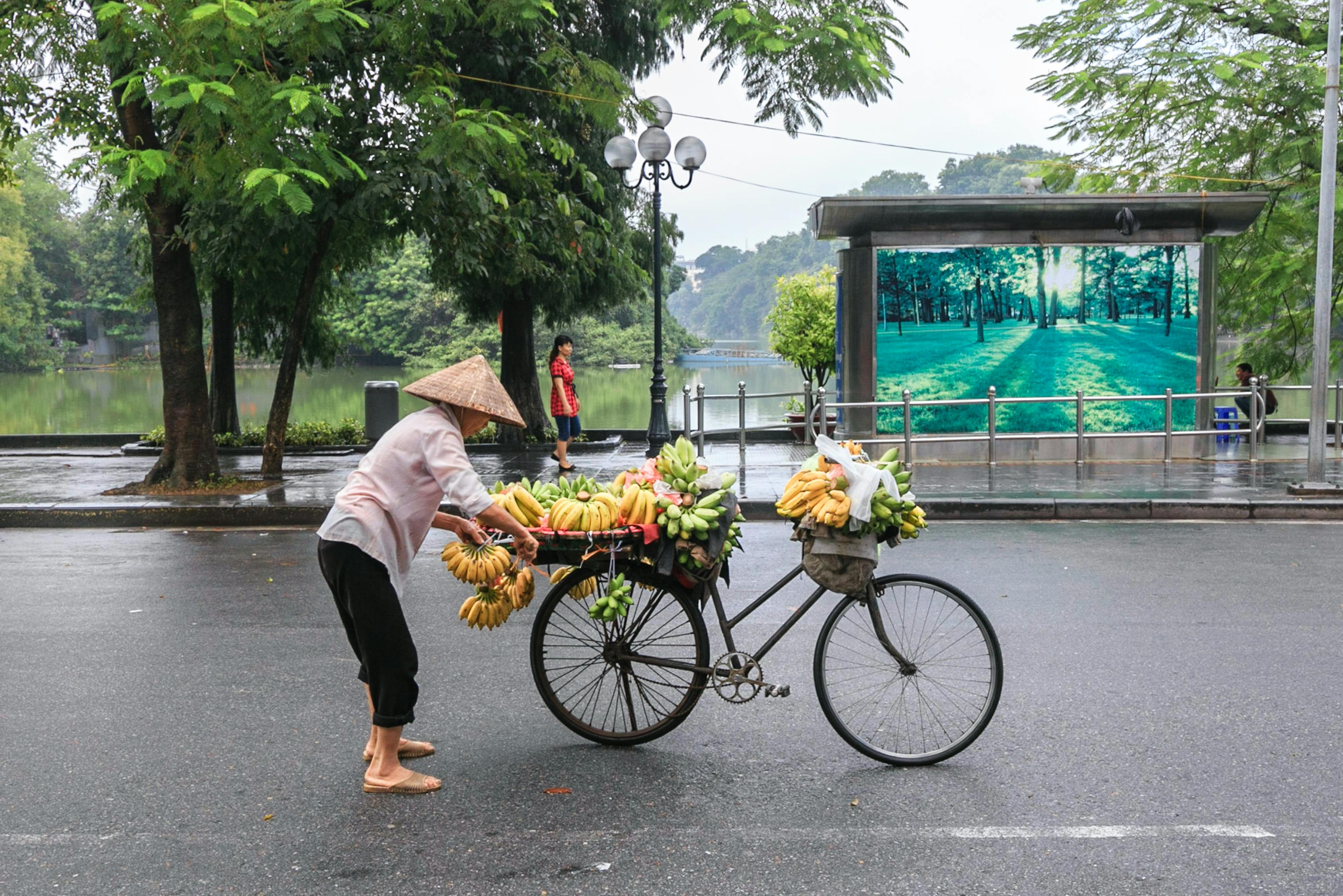 重庆执勤女特警火了，坚守岗位的风采与责任