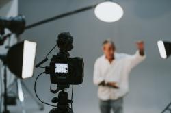 时间静止任我游，探索时间感知与心理操控的艺术