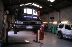 保养车的选择，4S店VS外部维修店，哪个更适合你？