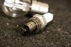 深入了解汽车保养，火花塞更换的必要性与成本分析