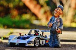 特斯拉保养，是否必须前往4S店？独立维修店的可行性分析