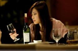 喝红酒的女神