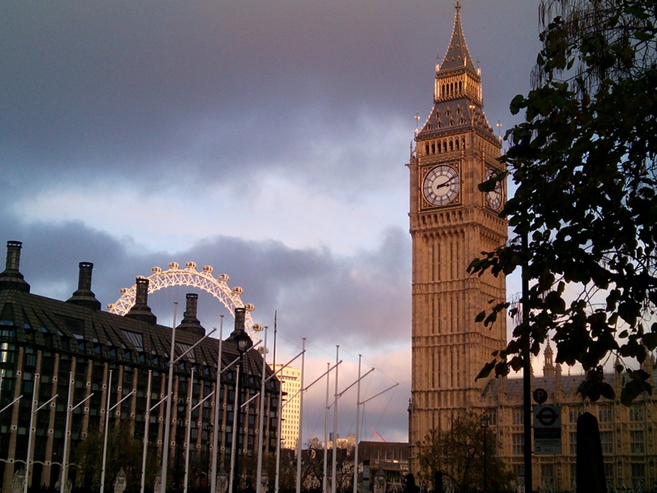 英国伦敦一著名建筑突发火灾——城市安全与应急救援的挑战