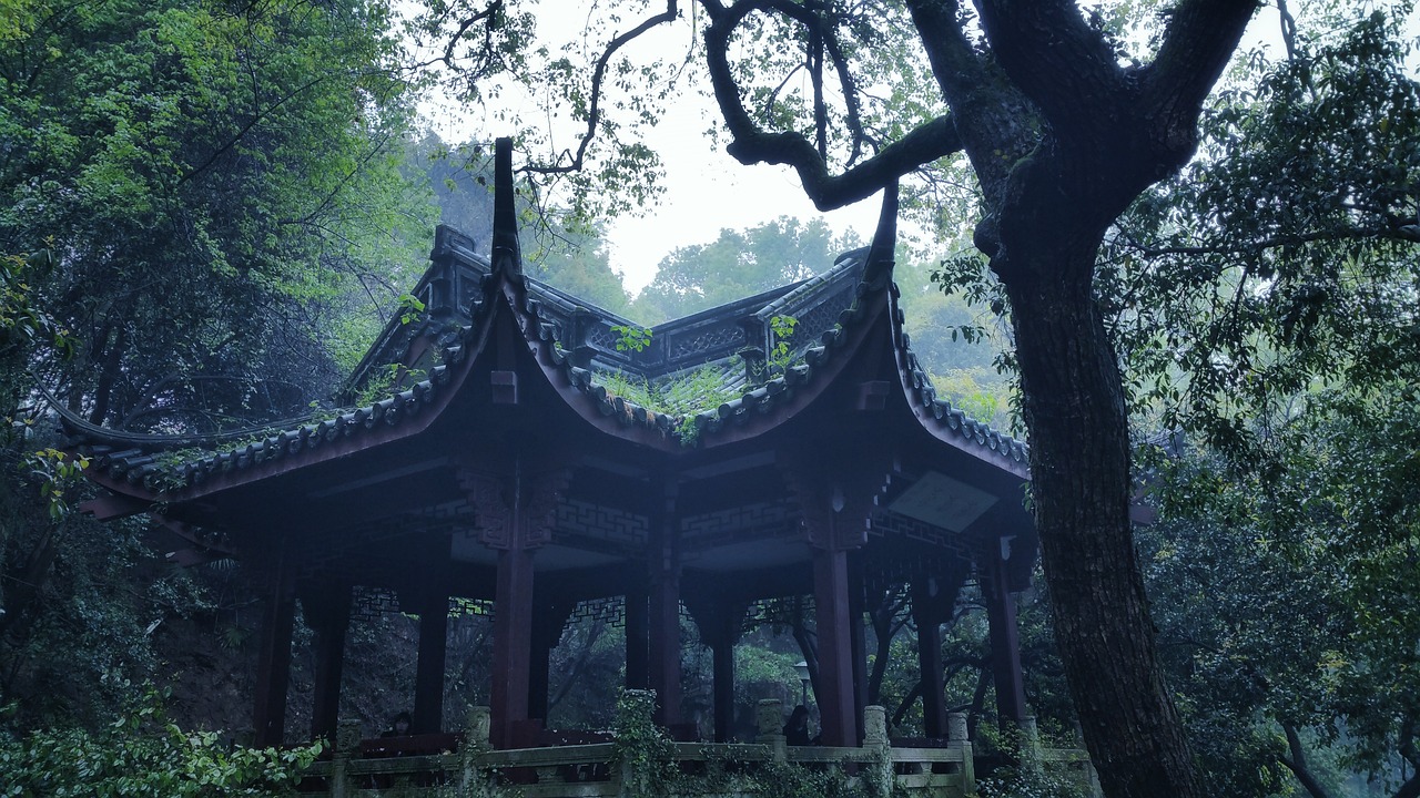 清明时节，扫墓祭祖，也是传承与新生——聊聊清明节的习俗与现代意义