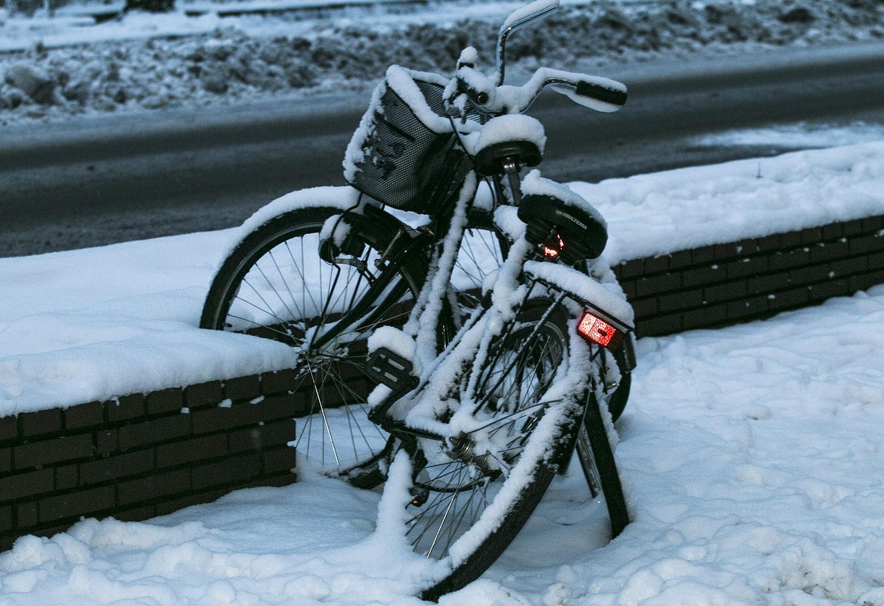 冬季行车安全指南，如何在冰雪路面上保持控制