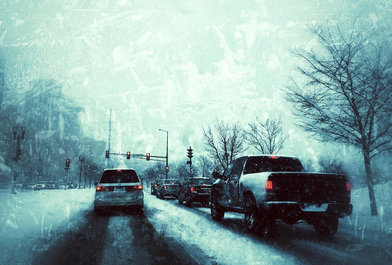 冬季行车安全指南，如何在冰雪路面上安全驾驶