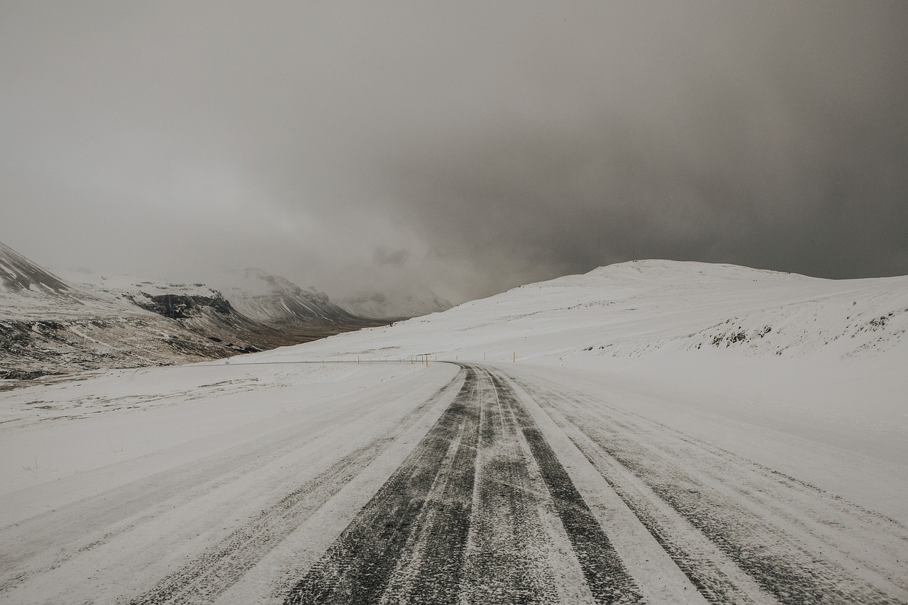 冬季驾驶安全指南，如何在冰雪覆盖的道路上保持安全
